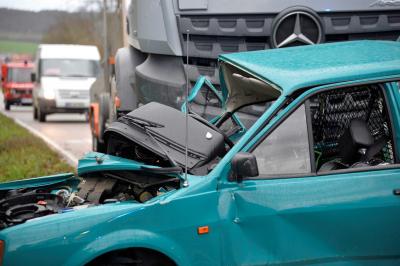 Brackenheim: Pkw faehrt in Lkw - Autofahrer stirbt noch an der Unfallstelle